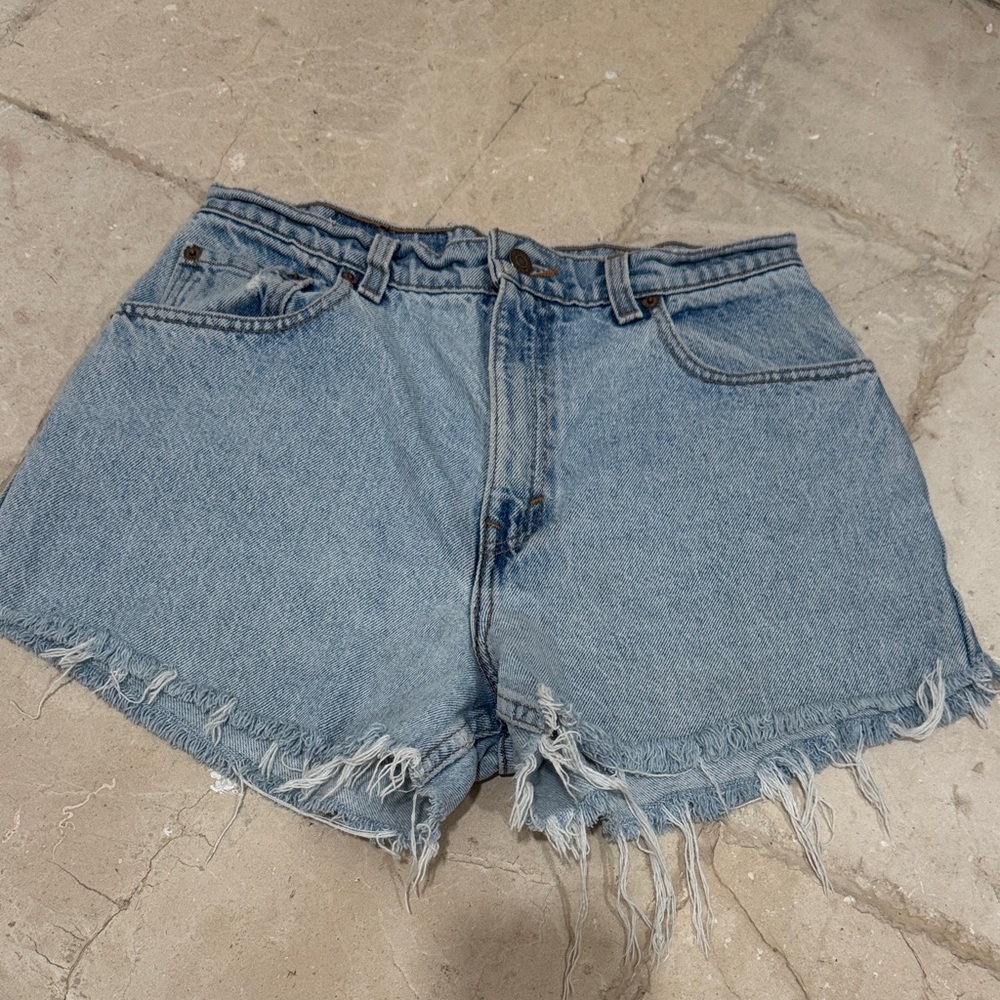 Levi’s Denim Frayed Hem Women Shorts - Picture 2 of 4